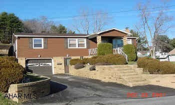 Ranch 3 Bedroom, 1 3/4 Baths Very attractive house with intergral garage, very well landscaped and well manitained.
