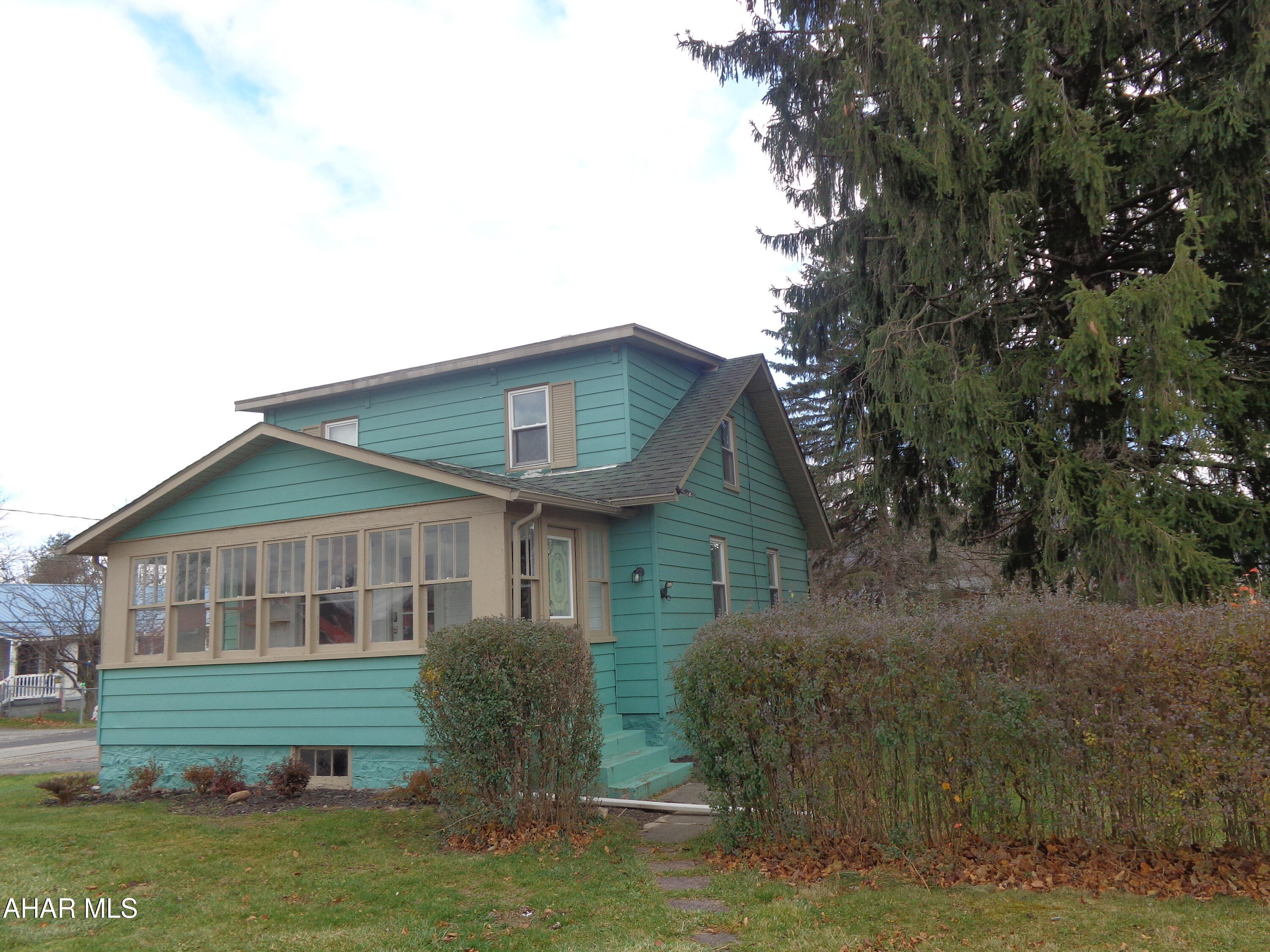 This 2 Bedroom, 1 bath home proves small homes can still live large!
Loaded with comfort & beauty...this Bellwood beauty is waiting for the perfect buyer.  IS THAT YOU? 
 Large living room, sunroom, fenced in level backyard with shed.  Spacious master bedroom, newly remodeled bathroom, central A/C, all appliances included.