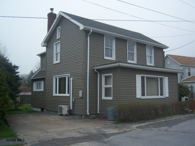 Absolutely great starter, New oak kitchen. 1.5 bath. Updated appliances. Very nice condition.
