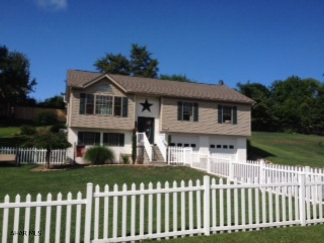 Beautiful Bi-level in Maple Hollow. Great open floor plan w/ cathedral ceiling in living room, dinning area and kitchen area.Finished basement w/ 4th bedroom, family room, 1/2 bath, fenced yard
