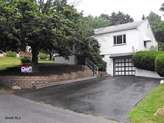 Eat-in kitchen with washer dryer hook-ups, lg. sunroom w/skylights. Needs some updating close to Highland Park. Appraisal on file.