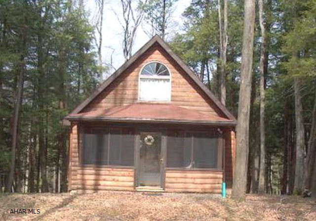 Really sweet get-away.  Log sided cabin on 3- 1/4 acre lots (0.79). Very private area. This is a must see!