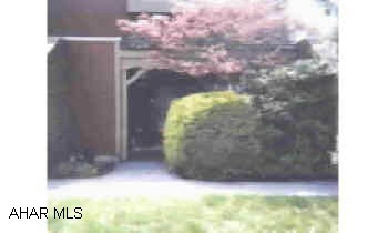 Convenient townhouse. Convenient townhouse.