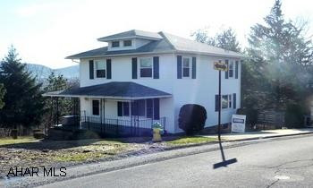 2.5 STORY WITH NEW WINDOWS, NEWER FURNACE AND ELECTRICAL.  HUGE LOT! 2.5 STORY WITH NEW WINDOWS, NEWER FURNACE AND ELECTRICAL.  HUGE LOT!