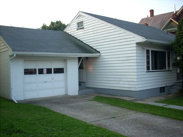 Beautifully fenced yard--62 x 120 lot--in the heart of the city (3 city lots); off street parking, 1 car garage, nicely maintained bungalow, hardwood floors throughout, central air.  1 owner home.