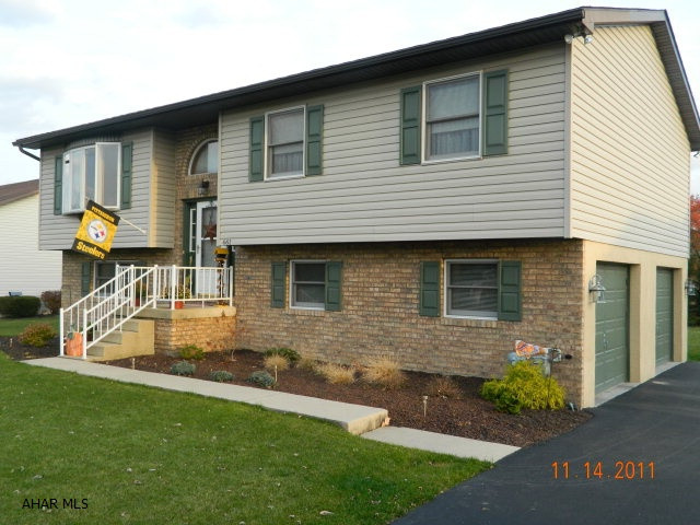 Immaculate bi-level in Woodland Terrace.  Level yard, shed included.  Kitchen updated, spacious with ample storage.  Sunporch off dining room.  Porch off family room.