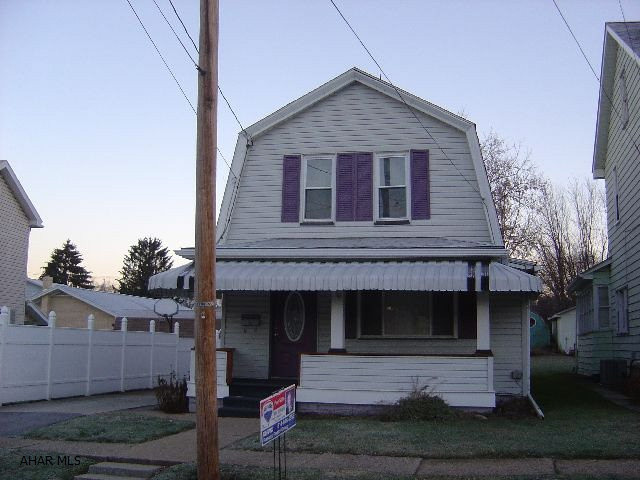 Well maintained 3 bedroom, large family room with gas fireplace, covered deck, shed, off street parking. Take a look, Great Location!