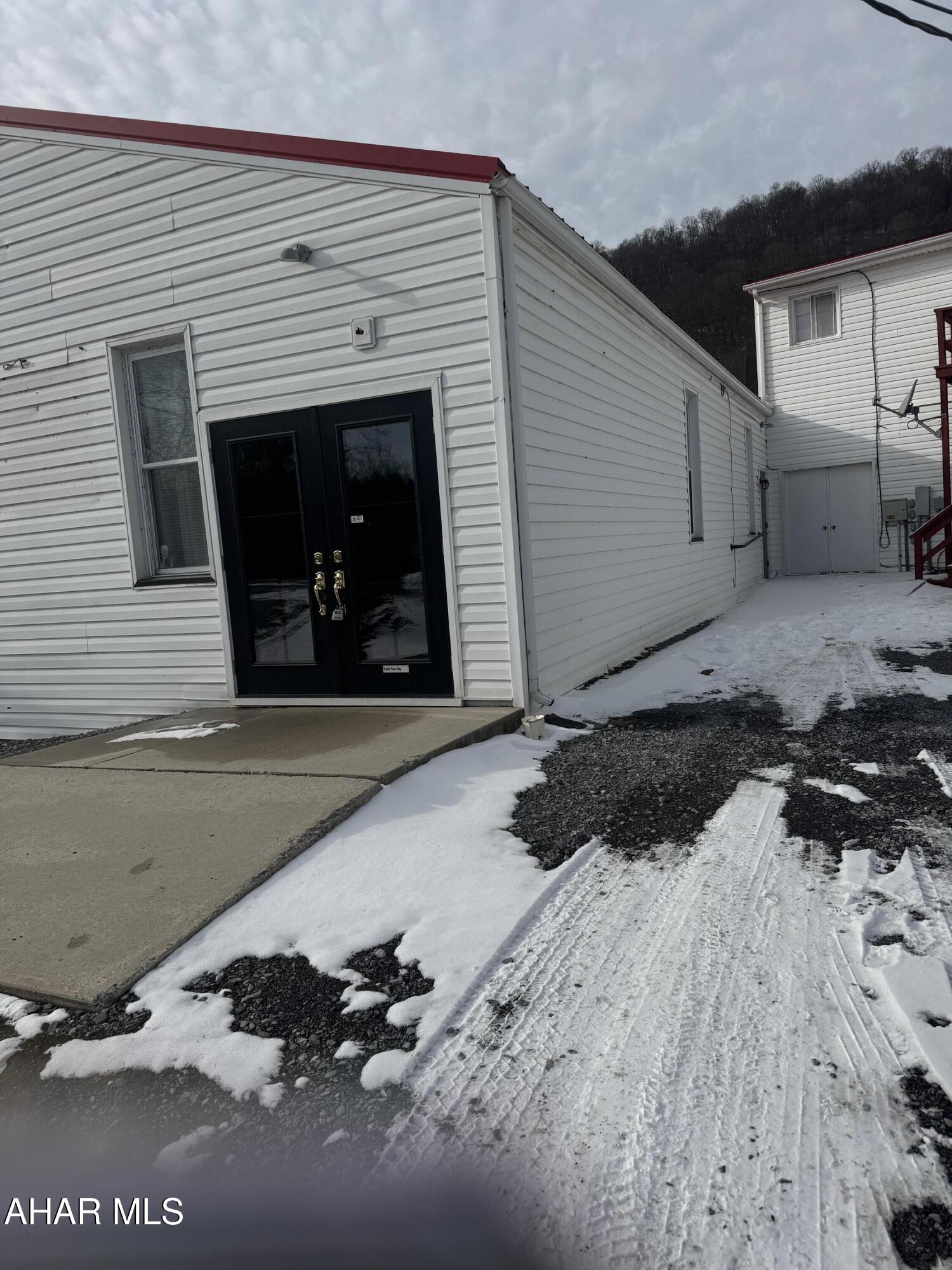 Looking for a spacious space rental space ? Check out this one, located behind the Imler Plaza on Mile Level. Has a front and back private entrance with one larger room and 4 smaller rooms, plus 1/2 bath. Could have MANY different uses. Heat is F/A electric with Central air, 200 amp electrical service. Rent is $900 a month and tenant pays all utilities. Public water and Sewer.