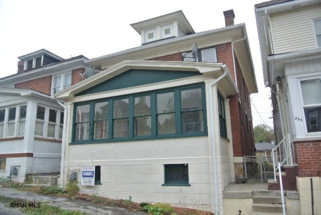 Excellent Investment Opportunity in a Spacious home with lots of Potential.  Partially Remodeled.   Needs just a good cleaning and some paint and your ready to go.   Near Fairview....good rental or flip!