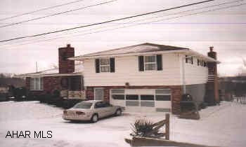 Split level 4Bedrooms, 2 car integral garage, family room with bar & fireplace on 1 1/2 acres Split level 4Bedrooms, 2 car integral garage, family room with bar & fireplace on 1 1/2 acres