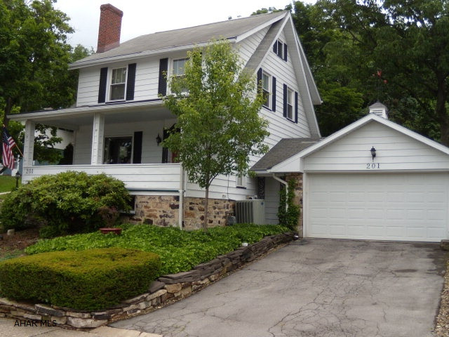 Move right into this gorgeous 3bd home in Fairview! Beautiful landscape with a pond, this is a must see and will not last.  This beautiful home has been remodeled and is very well kept and maintained throughout! Lots of charm!