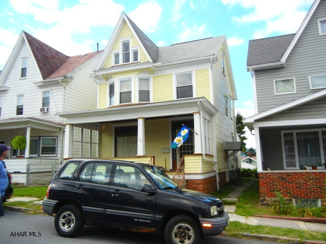 Solid 3 bedroom, 1 bath, 2.5 story near Geesey Park. Nice woodowrk. Beautiful entrance. Priced at only $39,900.