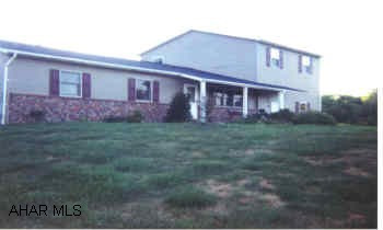 RANCHER, 3/4 BEDROOMS FAMILY ROOM, LARGE 2-CAR GARAGE
