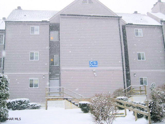 Lowest priced condo on the Knob. Efficiency unit with loft bedroom. Fees condo $240/mo.