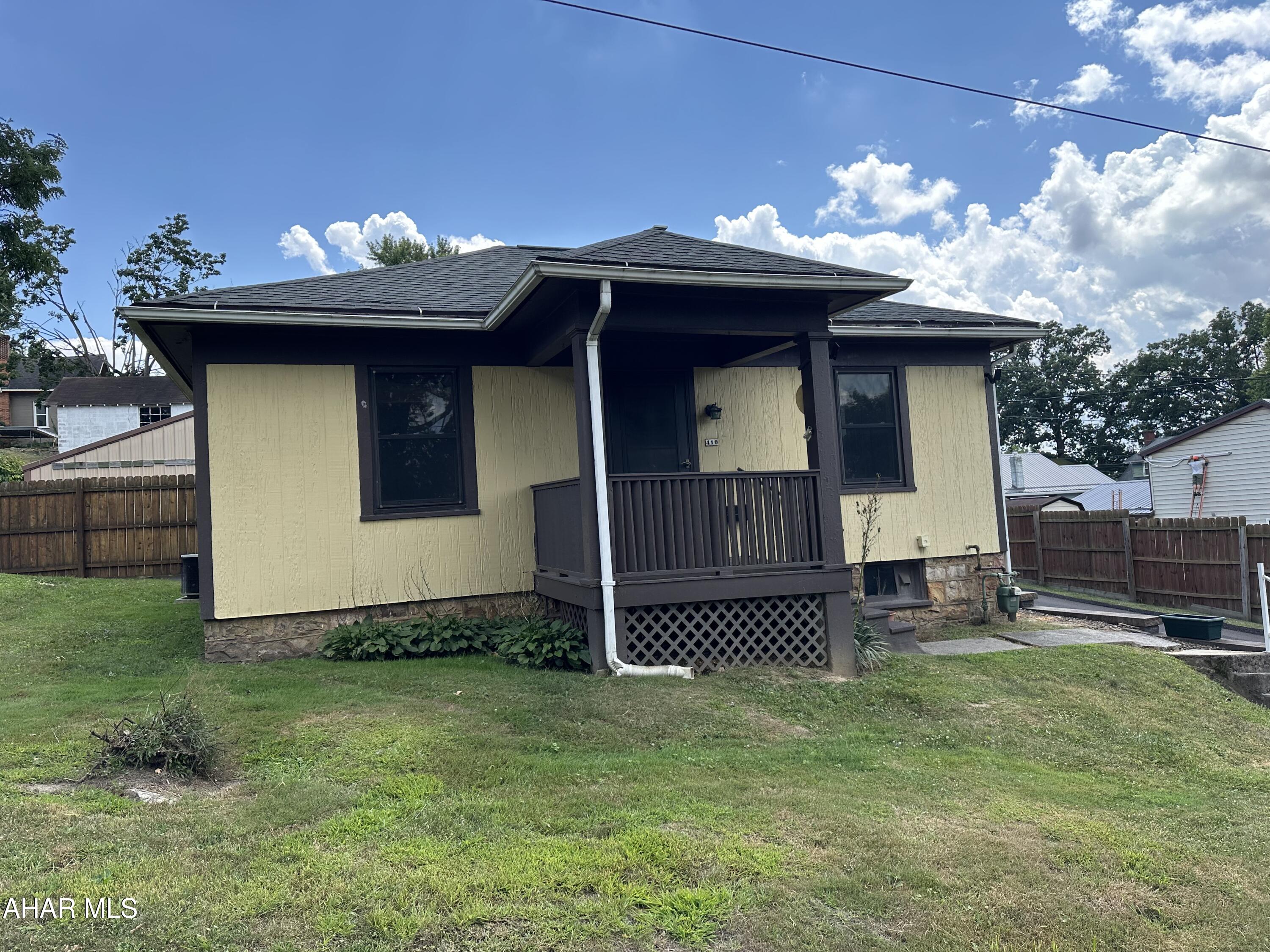 Lakemont. Charming one bedroom retreat.
This adorable home offers a sleek modern kitchen and a stylish bath. Plus a light filled sunroom perfect for relaxing or entertaining. 
Outside you'll find a spacious two car garage and a handy shed for extra shortage.