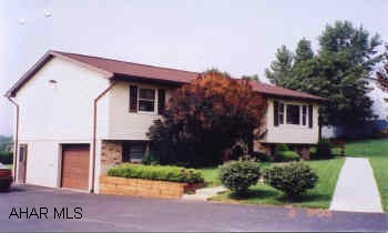 3 BEDROOM SPLIT ENTRY.  ALL APPLIANCES STAY, VERY SPACIOUS. SUPER SPLIT LEVEL BUILT IN 1991.  3 BEDROOMS, 1 FULL AND 2 HALF BATHS.  FAMILY ROOM, WOODSHOP, SHED, CENTRAL AIR.  DECK OFF DINING ROOM WITH HANDICAP RAMP.