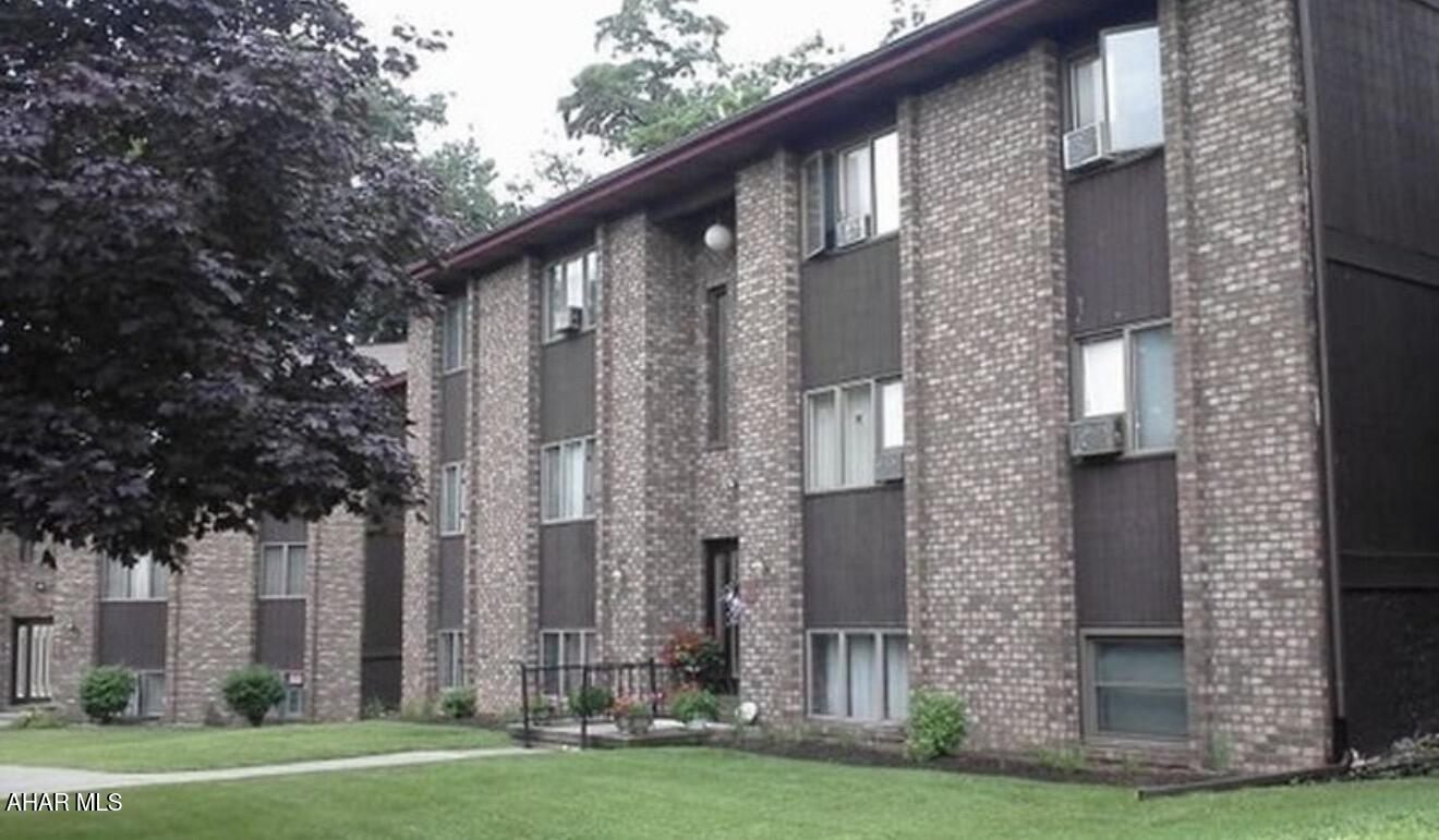 2nd floor condo in great condition.