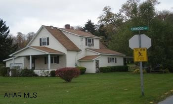 Large lot. Nice 1.5 story home Nice 1.5 story home on large lot.