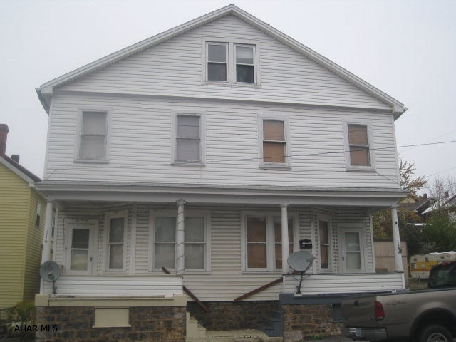 Double house nicely maintained with separate utilities. Each side with 3 bedrooms, living room dining room, bath.  114 side currently vacant and recently renovated with all new carpet, paint and updated kitchen. 116 side currently rented at $500 per month.  Good investment property.
