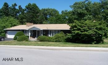 THREE BEDROOM RANCH WITH PRIVATE LOT AND INGROUND POOL. FINISHED BASEMENT WITH WHIRLPOOL/SPA ROOM. THREE BEDROOM RANCH WITH PRIVATE LOT AND INGROUND POOL. FINISHED BASEMENT WITH WHIRLPOOL/SPA ROOM.