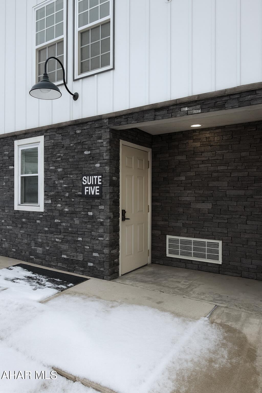 FIRST MONTH RENT IS FREE TO START YOUR BUSINESS!!!  
Need a space for your business? High traffic area and lower level space available! Will allow you to pick your paint and flooring within reason...