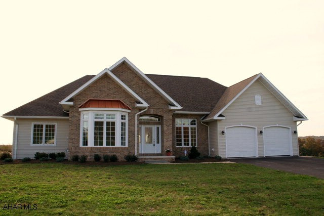 The home of your dreams for now and tomorrow - you CAN have it all! New custom built ranch house in Grandview Estates features today's open floor plan and upscale amenities. The contemporary ambiance of this great house is perfect for relaxing at home or entertaining guests. French Doors to rear patio with spectacular views, tray ceilings, hickory floors.