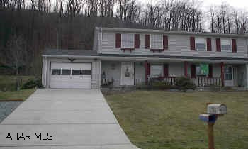 Lovely 3 bed townhouse, newer carpet, nicely decorated, good mechanic throughout.