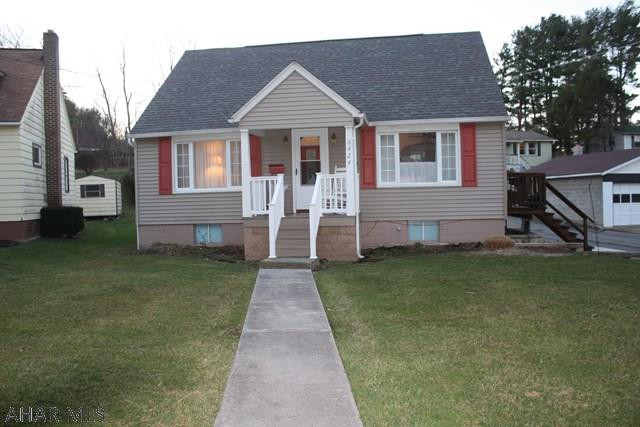 This cozy house is a well kept house located in Williamsburg. It has hardwood floors and ceremic tile. This house features a garage attached and also includes a carport in the rear. This is a great starter house!