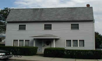 Move Right Into This 3 Story. Move Right Into This Maintence Free 3 BR With a One of a Kind Oak Kitchen.