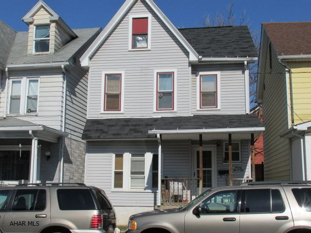 2 story vinyl sided, 3 bedroom, 1 bath, tenant pays $589.00 plus utilities.