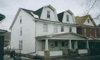 LARGE SIDE BY SIDE CAN BE SOLD SEPATATELY. 3-4 BEDROOM PER SIDE. GOOD AREA & SCHOOL. VACANT. LIVE IN ONE SIDE & RENT OTHER... HAVE TENANT PAY YOUR MORTGAGE! ONE SIDE NEEDS PAINT & FLOORING.