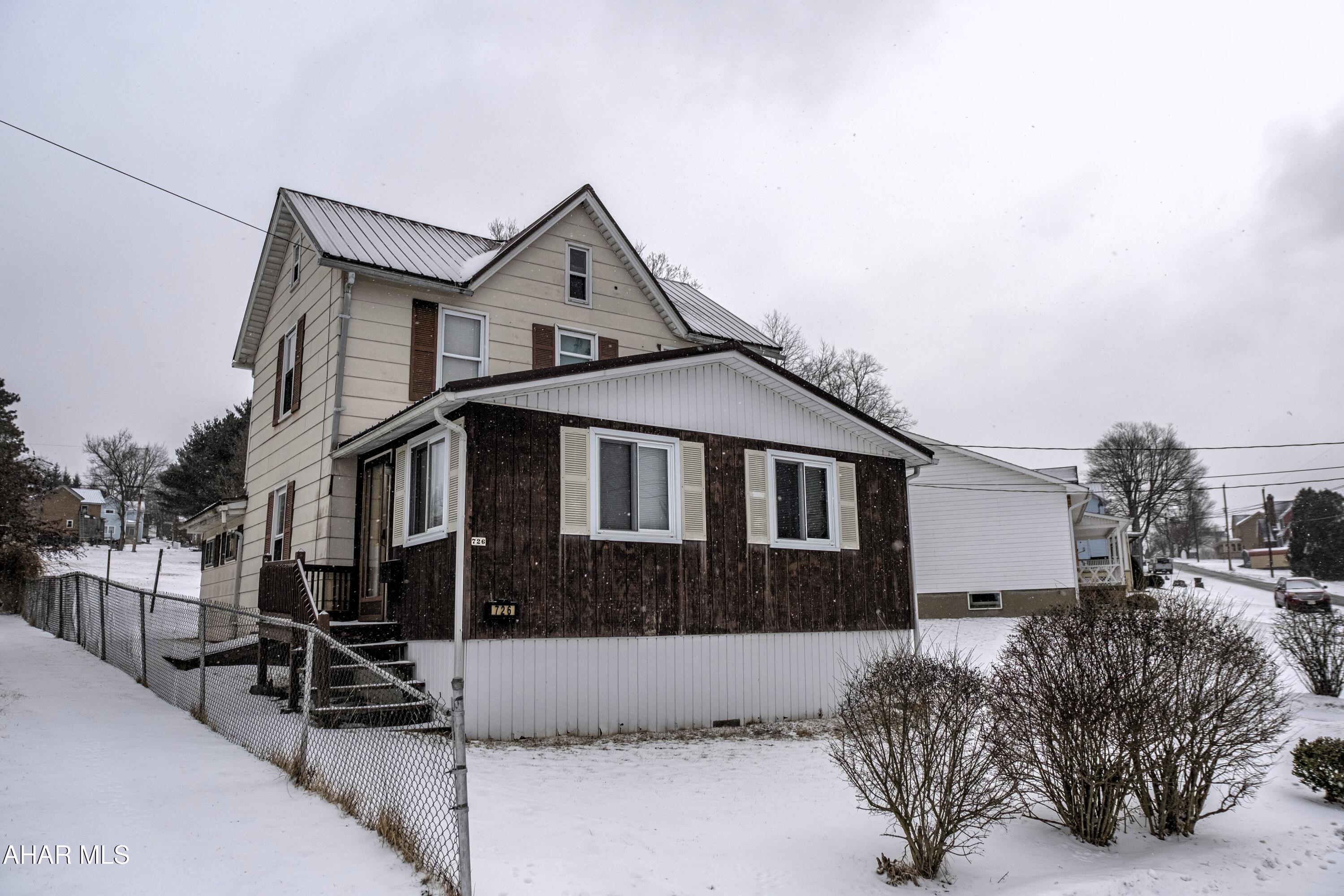 This property features two bedrooms and one bathroom, conveniently located between Philipsburg and Houtzdale. It is situated just .06 miles from Osceola Mills Elementary School, as well as a community pool and ball field. Additionally, the property includes a detached garage.