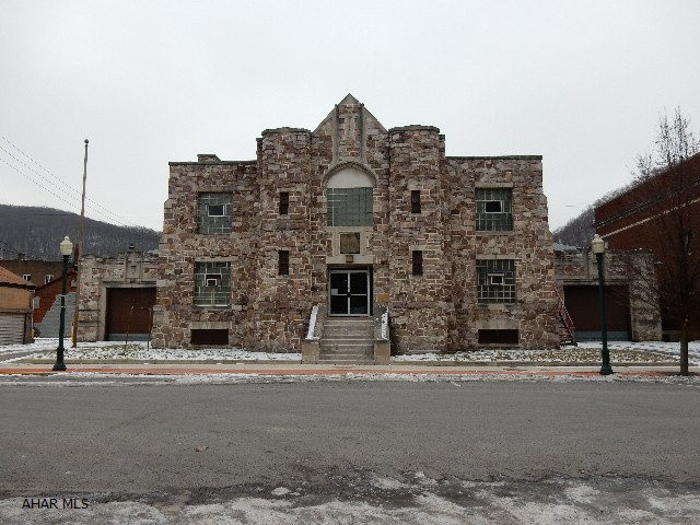 20,000 square foot historical stone building. Multiple garage door entrances with office spaces and possible two second floor apartments.  Rear storage yard is completely fenced.