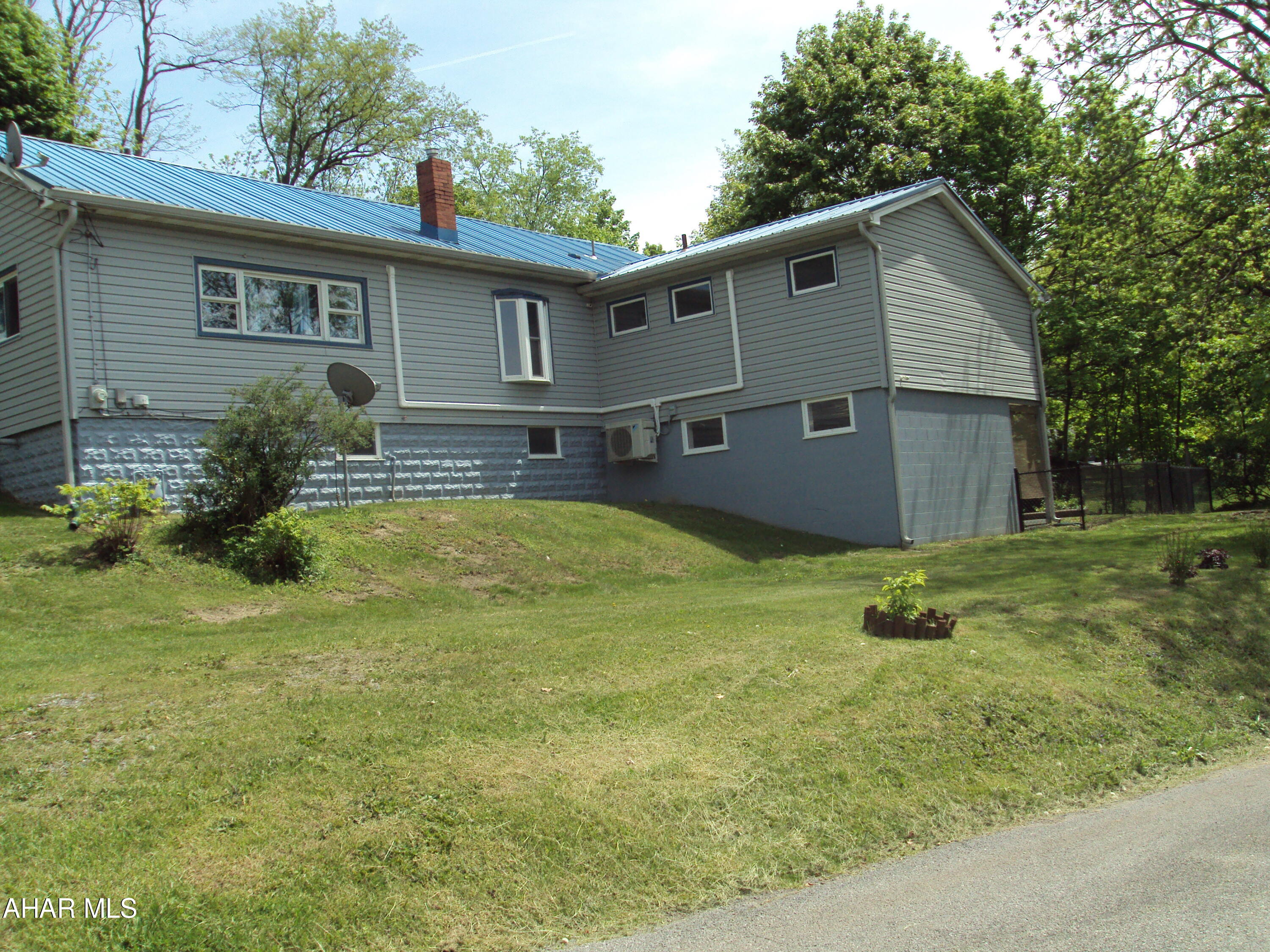 Nice 2 or 3 Bedroom near Highland Park on .46 acre in the city. Nice, large kitchen with oak cabinets. The Family Room on the Lower Level offers you the extra living space you ae looking for. Schedule your tour today to walk thru, see what this home has to offer and find the one!