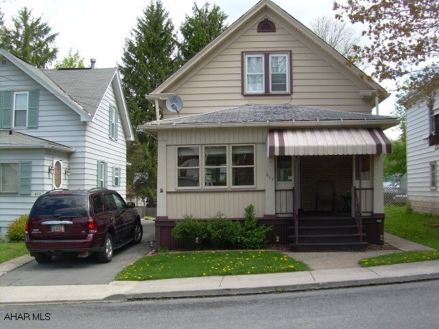 Great starter, fenced yard, newer carpeting, and living room floor, new storm doors and front door, walk in closets,  Must see!