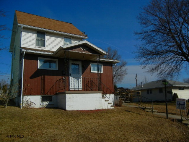 Very nice starter home in Borough.  Furnace, central A/C and water heater new in 2006. Grape arbor, detached garage accessed from alley.