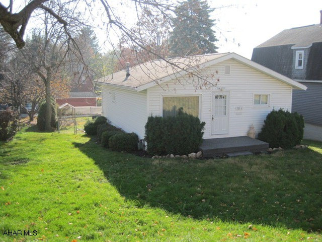 East End one story on quiet dead end street.  This immaculate home displays the pride of ownership with new kitchen in summer 2010, newer bathroom and new windows.  If you desire low utility costs, quiet area, and one story maintenance free home then don't miss this one.