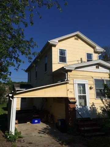 Very cozy 3 bedroom home!  Perfect starter home with much potential! Just alittle TLC!