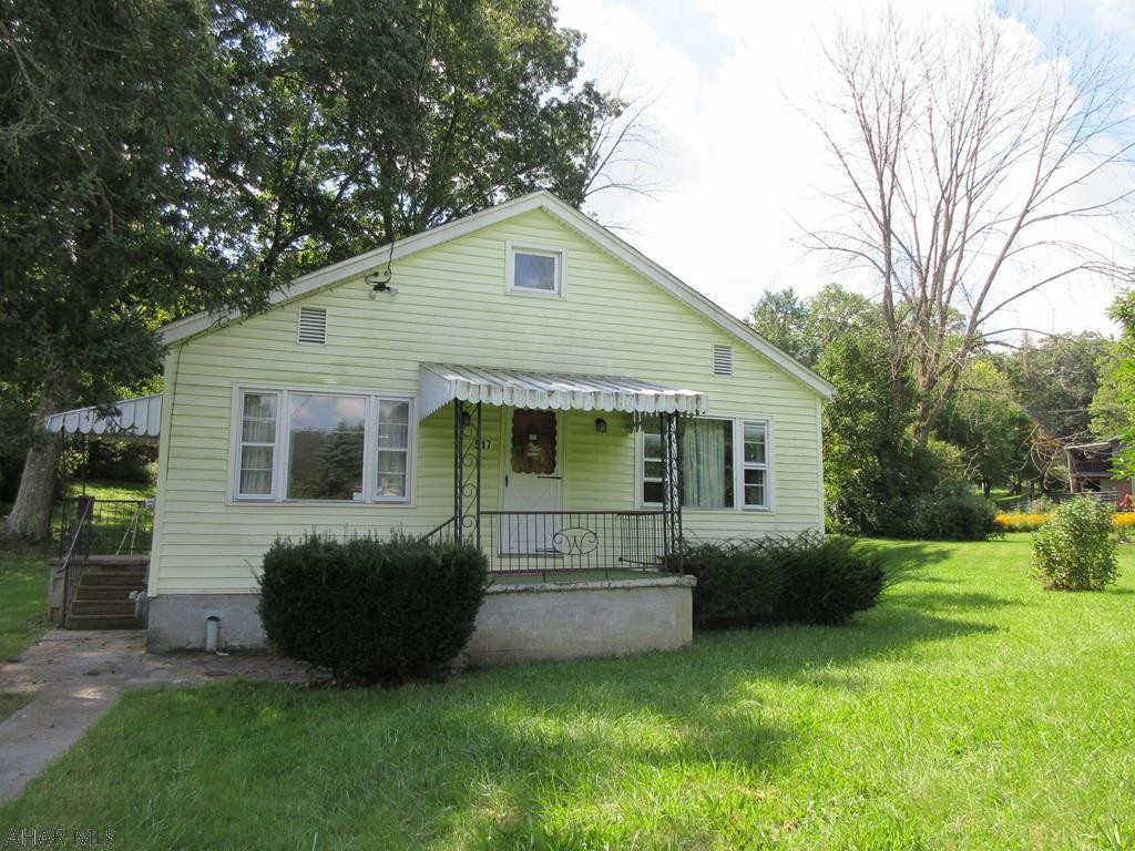 Greenwood area vinyl 1 story. Needs TLC.AS-IS sale. Seller will make no repairs.
