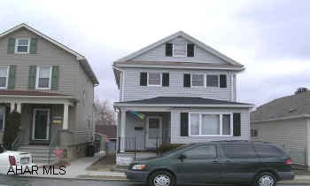 TWO STORY VINYL SIDED HOME. SUPER 3 BEDROOM VINYL SIDED HOME.  NEWER FURNACE AND A/C.  NEW CARPETING.  ADORABLE BATH.  1ST FLR LAUNDRY.  GREAT AREA.  WALK-IN CLOSETS, EAT-IN KITCHEN, DECK WITH ABOVE GROUND POOL.