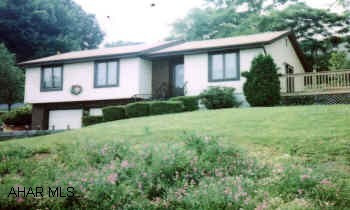 LOVELY DECORATED, WELL MAINTAINED 3 BEDROOM, 3 BATH HOME. BEAUTIFUL VIEW IN FALL AND SPRING. GREAT CORNER LOT. PRICED RIGHT TO SELL. CALL HANK MARTIN TODAY! LOVELY DECORATED, WELL MAINTAINED 3 BEDROOM, 3 BATH HOME. BEAUTIFUL VIEW IN FALL AND SPRING. GREAT CORNER LOT. PRICED RIGHT TO SELL. CALL HANK MARTIN TODAY!