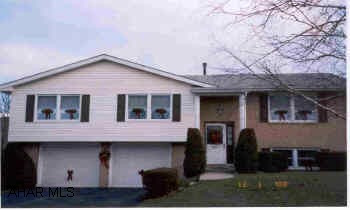Hench Development  top of hill extraordinary view of the mountains from front and back.Split level with attached 2 car garage. Eat in kitchen,nicely decorated thru out,ready to move into. NO SHOWINGS UNTIL JAN.30TH 2004. Hench Development  top of hill extraordinary view of the mountains from front and back.Split level with attached 2 car garage. Eat in kitchen,nicely decorated thru out,ready to move into. Average Utilities: Water $40., Sewer $35., Electric $50., Gas $100.NO SHOWINGS UNTIL JAN.30TH 2004.