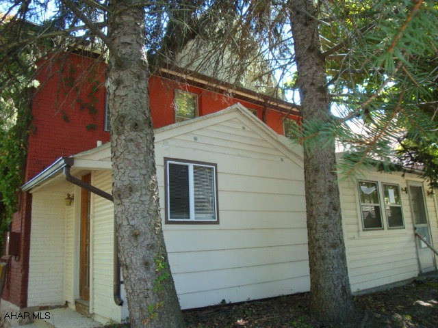 Buyer must pay 2% transfer tax. For owner occupants-up to 4% buyers closing costs.  Offer must be submitted 9/13/2010 to 11/14/2010 with closing on or before 12/31/2010.  2 year Home Protect Limited Home warranty.  This property is eligible under Freddie Mac First Look initiative through 11/05/2010.  Physical address is 212 Snowberger Lane, Hollidaysburg.  There is some freeze damage.