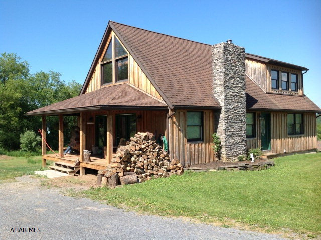 This home features a very nice open floor plan with vaulted ceilings in a private setting and a spectacular view.This home has nice hardwood floors throughout and a nice loft which is very appealing.This home has a very nice covered porch to sit and watch the abundance of wildlife.