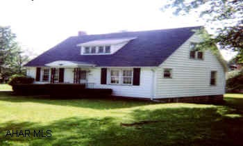 COZY CAPE COD NEAR SUMMIT COUNTRY CLUB. ELECTRIC DOG FENCE & CENTROL BOX FOR DOG FENCE TO BE REMOVED.