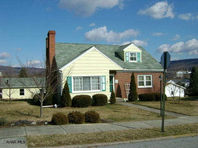 Three bedroom two bath home with two car detached garage. Close to hospital, drug stores, grocery stores, and banks.