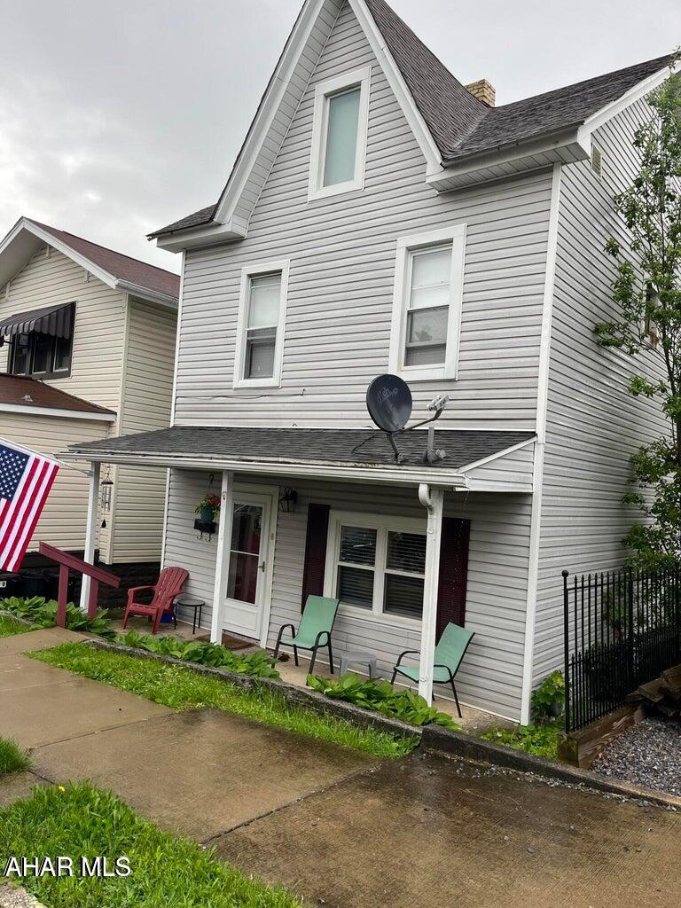This 3 Br home is a great starter or one to add to an investor portfolio.
Well kept and up to date. New windows throughout modern kitchen and trex decking.
Attic is walk up for storage or possible bonus room.
PRIOR BUYER just caghnged mind no inspection or appraisal was done