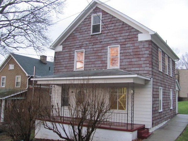 Vintondale-2 story 4 BR home. New furnace, Oil hot water heat. Featuring LR, DR, kitchen & foyer on 1st floor, 4BRS & bath on 2nd floor.