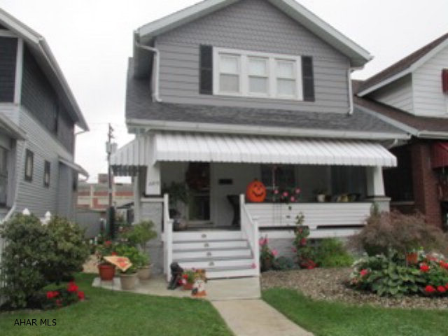 Beautiful 3 bedroom, 1 bath newly remodeled with all new carpet, stainless look appliances, new roof, new windows, nice laminate flooring in dining room and kitchen. Remodeled bathroom with ceramic tile floors and tub walls. Fenced yard, beautiful landscaping. Large 2 car garage. Too many features to list, priced to sell, won't last long. Call listing agent for more details.