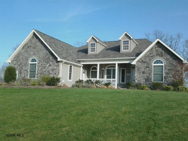 Beautiful contemporary 3-4 bedroom home in the upscale Grandview Development. Includes use of pool and golf course currently under construction. House has may amenities including large living room w/ fireplace, main floor master bedroom with large master bath, walk-in closets, main floor laundry room, finished basement and others too numerous to mention. Large deck with scenic views, nicely landscaped. This house offers everything you need in a home!